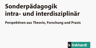 Das Bild zeigt das Cover eines Buches mit dem Titel „Sonderpädagogik intra- und interdisziplinär: Perspektiven aus Theorie, Forschung und Praxis". Im Hintergrund ist ein modernes Gebäude mit orangefarbener Fassade und großen Fenstern abgebildet. Darunter sind die Namen der Herausgeber*innen aufgeführt.